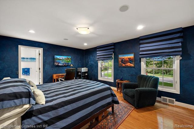 950 E Glengarry Circle, Bloomfield Hills, MI 48301