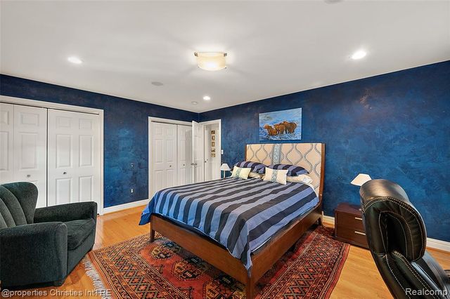 950 E Glengarry Circle, Bloomfield Hills, MI 48301