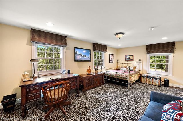 950 E Glengarry Circle, Bloomfield Hills, MI 48301