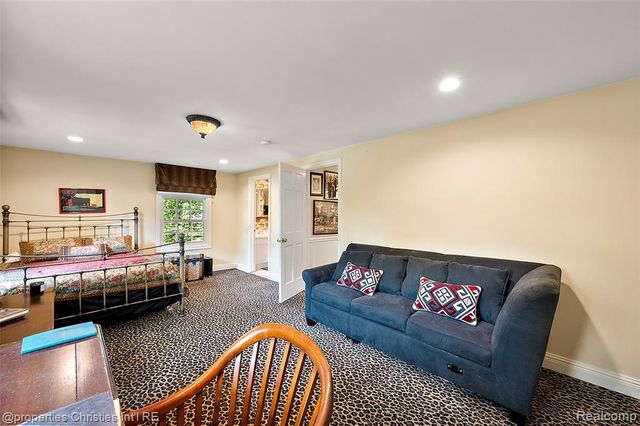 950 E Glengarry Circle, Bloomfield Hills, MI 48301