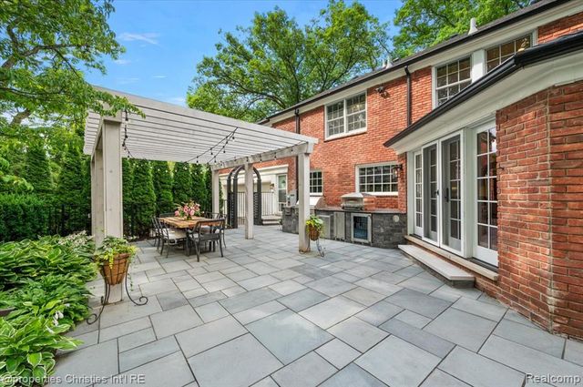 950 E Glengarry Circle, Bloomfield Hills, MI 48301