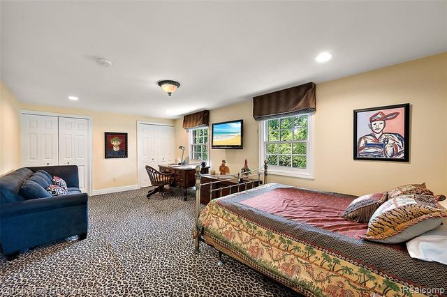 950 E Glengarry Circle, Bloomfield Hills, MI 48301