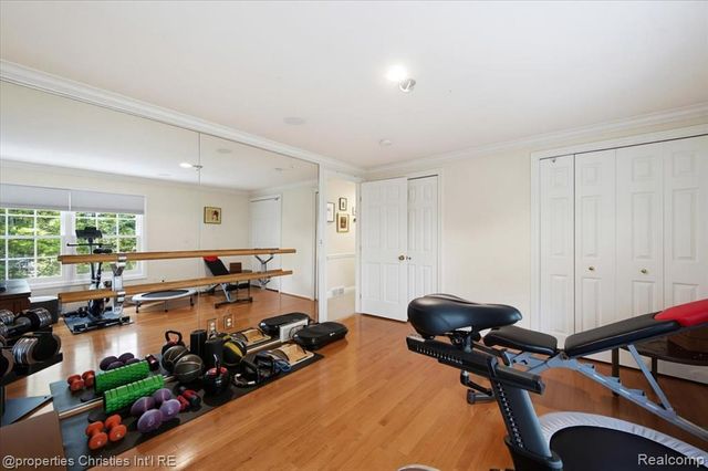 950 E Glengarry Circle, Bloomfield Hills, MI 48301