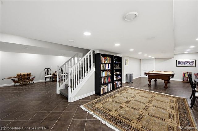 950 E Glengarry Circle, Bloomfield Hills, MI 48301