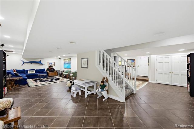 950 E Glengarry Circle, Bloomfield Hills, MI 48301