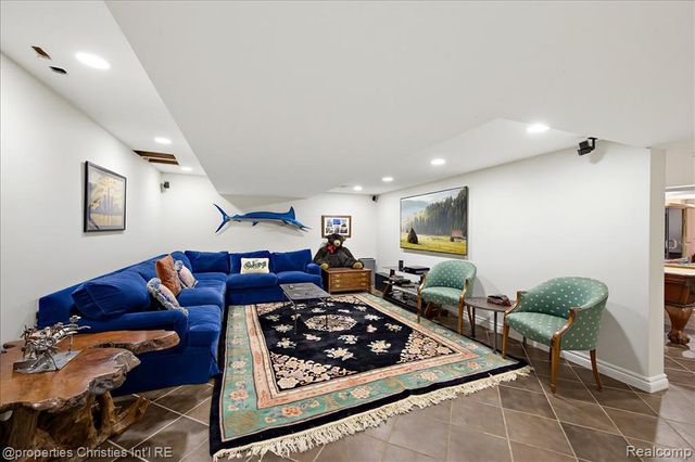 950 E Glengarry Circle, Bloomfield Hills, MI 48301