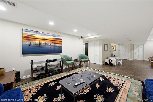 950 E Glengarry Circle, Bloomfield Hills, MI 48301