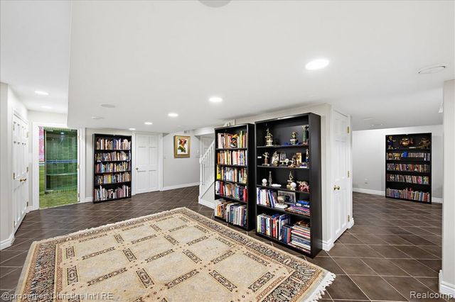 950 E Glengarry Circle, Bloomfield Hills, MI 48301