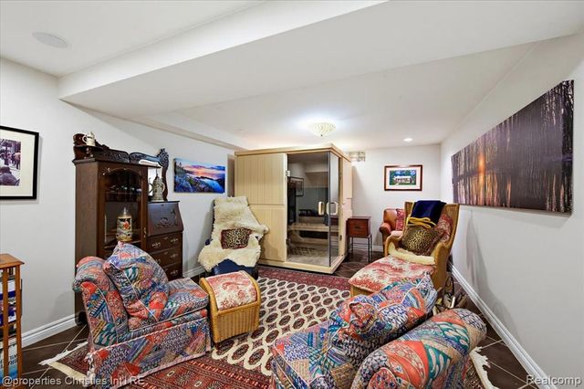 950 E Glengarry Circle, Bloomfield Hills, MI 48301