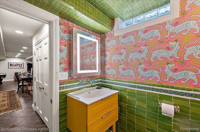 950 E Glengarry Circle, Bloomfield Hills, MI 48301