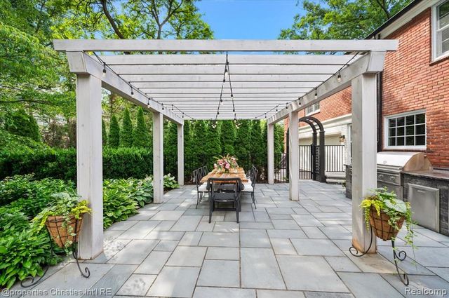 950 E Glengarry Circle, Bloomfield Hills, MI 48301