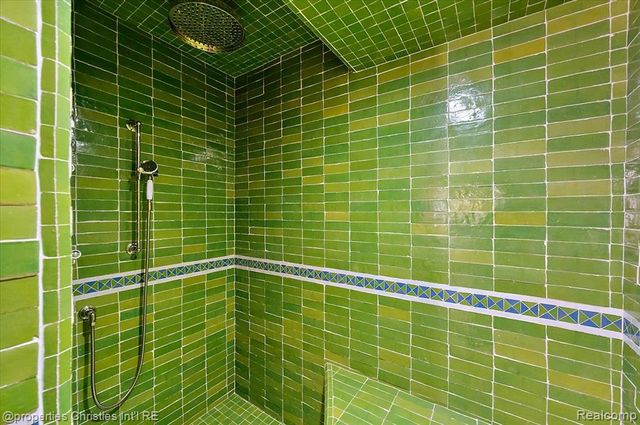 950 E Glengarry Circle, Bloomfield Hills, MI 48301