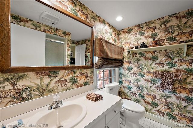 950 E Glengarry Circle, Bloomfield Hills, MI 48301