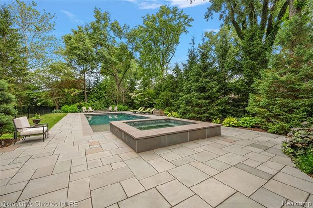 950 E Glengarry Circle, Bloomfield Hills, MI 48301