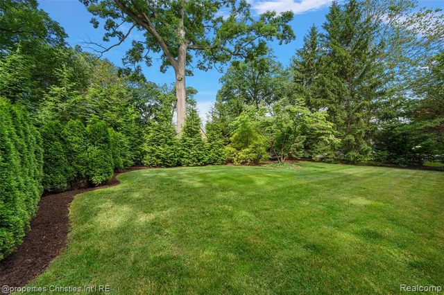 950 E Glengarry Circle, Bloomfield Hills, MI 48301