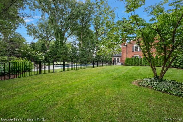 950 E Glengarry Circle, Bloomfield Hills, MI 48301