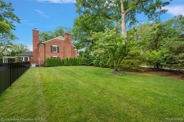 950 E Glengarry Circle, Bloomfield Hills, MI 48301