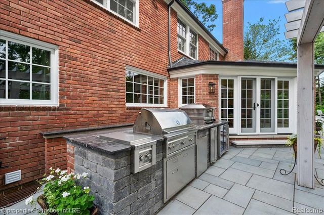 950 E Glengarry Circle, Bloomfield Hills, MI 48301