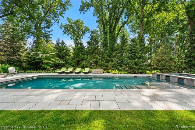 950 E Glengarry Circle, Bloomfield Hills, MI 48301