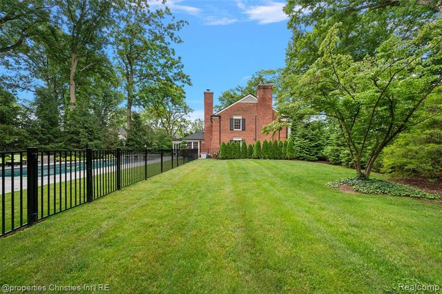 950 E Glengarry Circle, Bloomfield Hills, MI 48301
