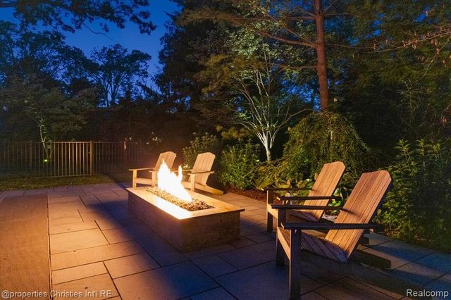 950 E Glengarry Circle, Bloomfield Hills, MI 48301