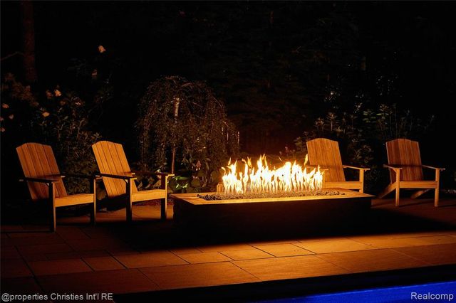 950 E Glengarry Circle, Bloomfield Hills, MI 48301