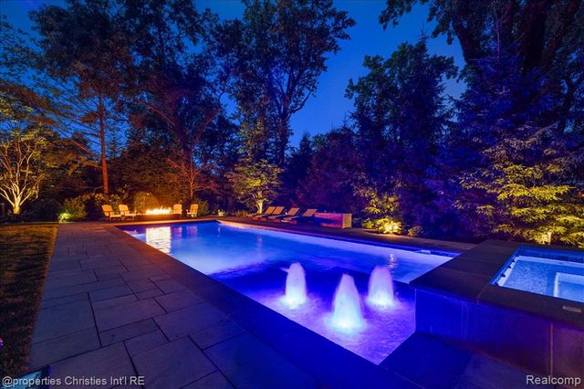 950 E Glengarry Circle, Bloomfield Hills, MI 48301