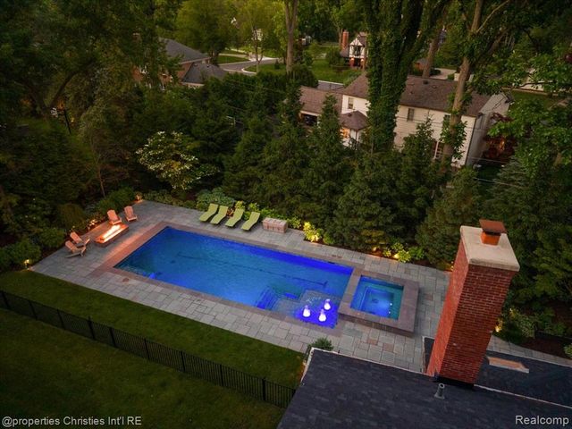 950 E Glengarry Circle, Bloomfield Hills, MI 48301