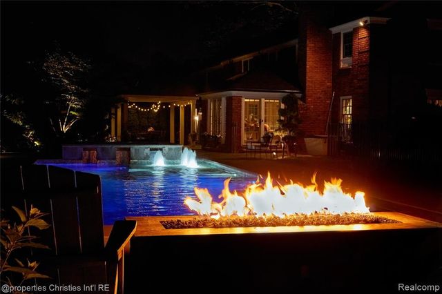 950 E Glengarry Circle, Bloomfield Hills, MI 48301