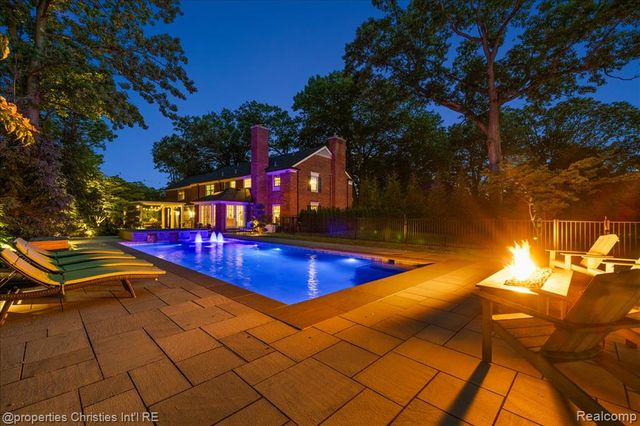 950 E Glengarry Circle, Bloomfield Hills, MI 48301