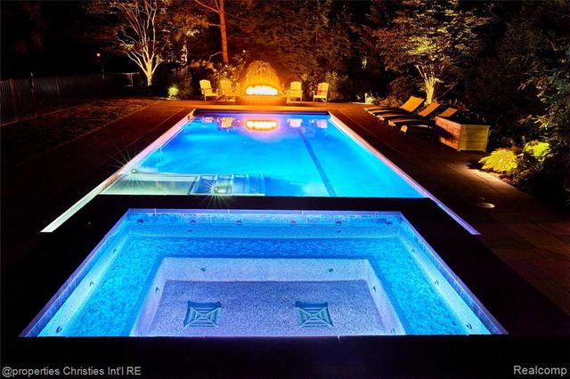 950 E Glengarry Circle, Bloomfield Hills, MI 48301