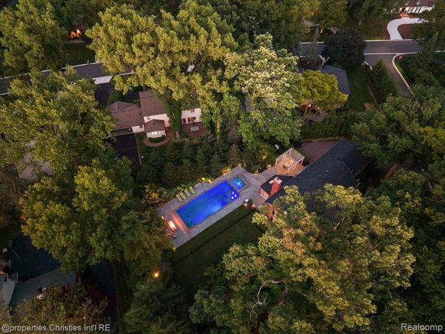 950 E Glengarry Circle, Bloomfield Hills, MI 48301