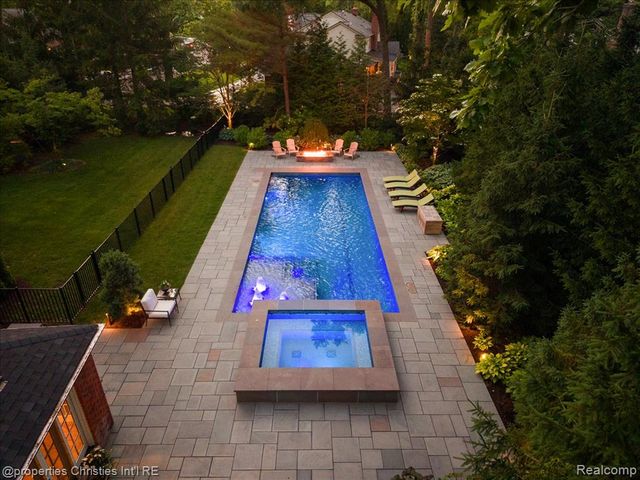 950 E Glengarry Circle, Bloomfield Hills, MI 48301