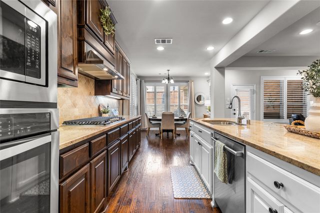 1616 Golf Club Drive, Lantana, TX 76226