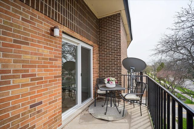 1117 S OLD WILKE Road 402, Arlington Heights, IL 60005