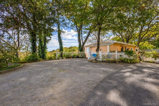 10 Acorn Path, Baiting Hollow, NY 11933