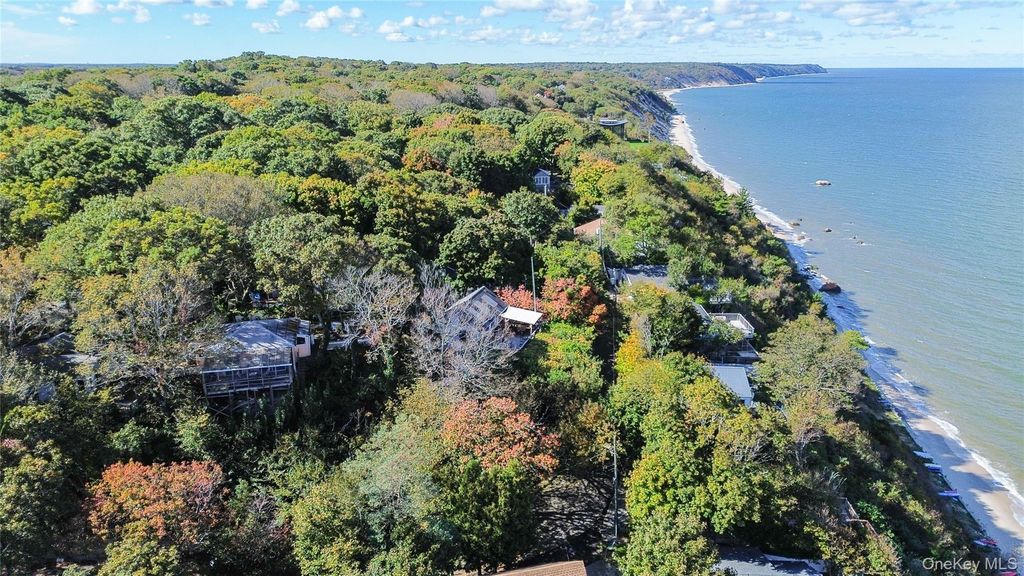 10 Acorn Path, Baiting Hollow, NY 11933