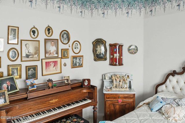 8126 Saint Andrews Village Dr, Louisville, KY 40241