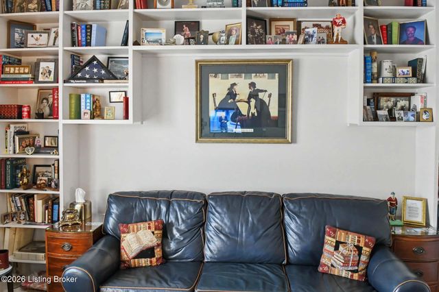 8126 Saint Andrews Village Dr, Louisville, KY 40241