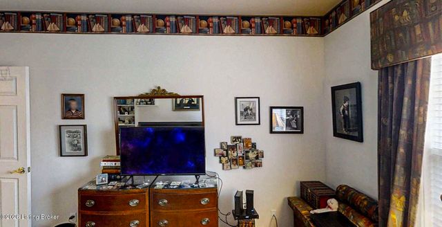 8126 Saint Andrews Village Dr, Louisville, KY 40241