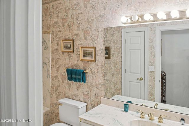 8126 Saint Andrews Village Dr, Louisville, KY 40241