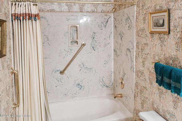 8126 Saint Andrews Village Dr, Louisville, KY 40241