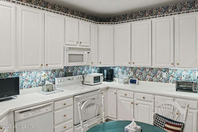 8126 Saint Andrews Village Dr, Louisville, KY 40241