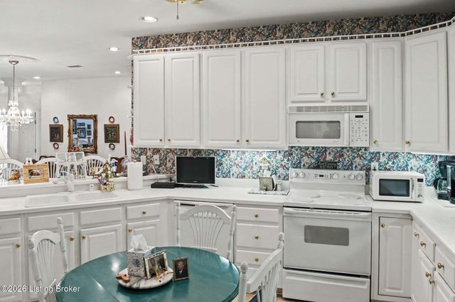 8126 Saint Andrews Village Dr, Louisville, KY 40241