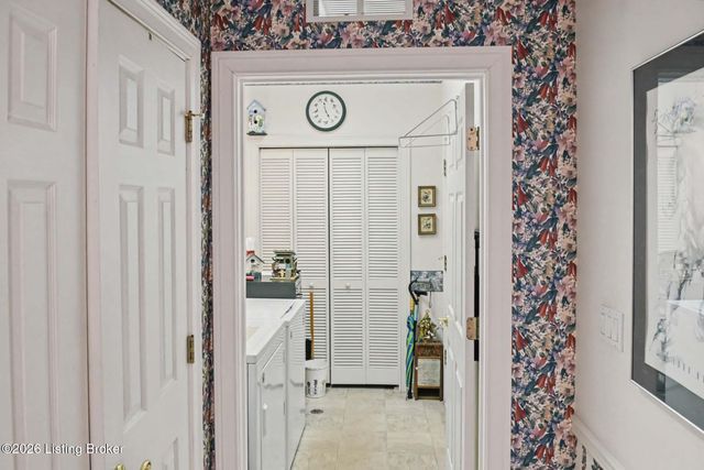 8126 Saint Andrews Village Dr, Louisville, KY 40241