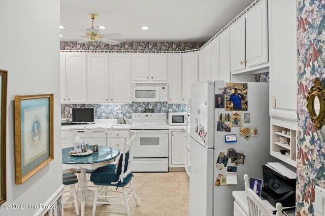 8126 Saint Andrews Village Dr, Louisville, KY 40241