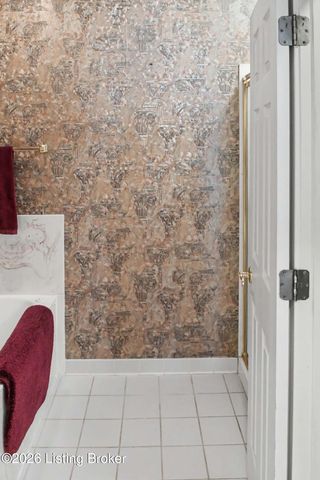 8126 Saint Andrews Village Dr, Louisville, KY 40241