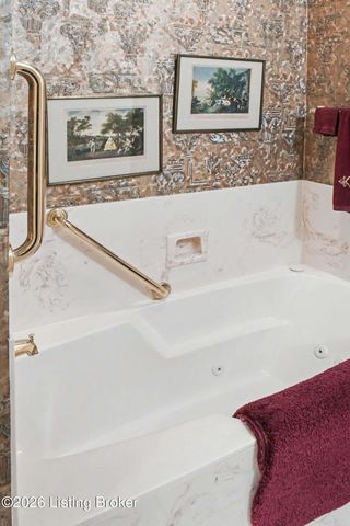 8126 Saint Andrews Village Dr, Louisville, KY 40241