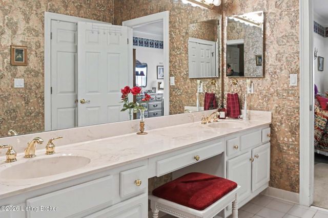 8126 Saint Andrews Village Dr, Louisville, KY 40241