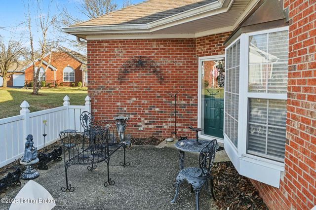 8126 Saint Andrews Village Dr, Louisville, KY 40241